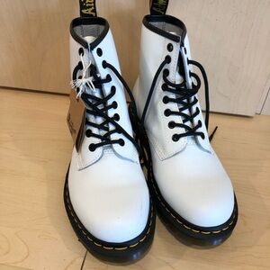 1460 Women’s Smooth Leather Lace Up Boots